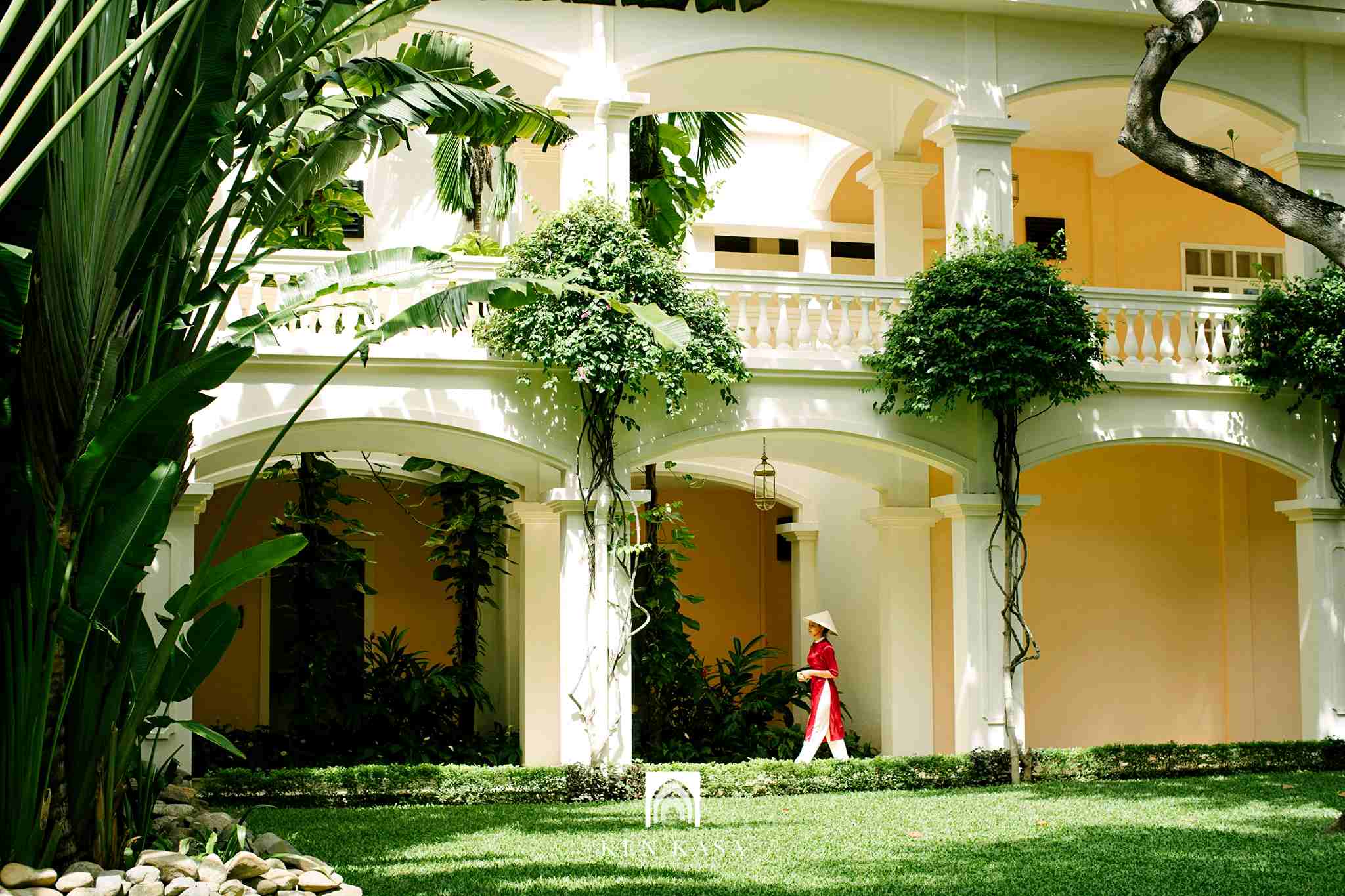 Tường nhà tại Anantara Hội An Resort trồng nhiều cây dây leo